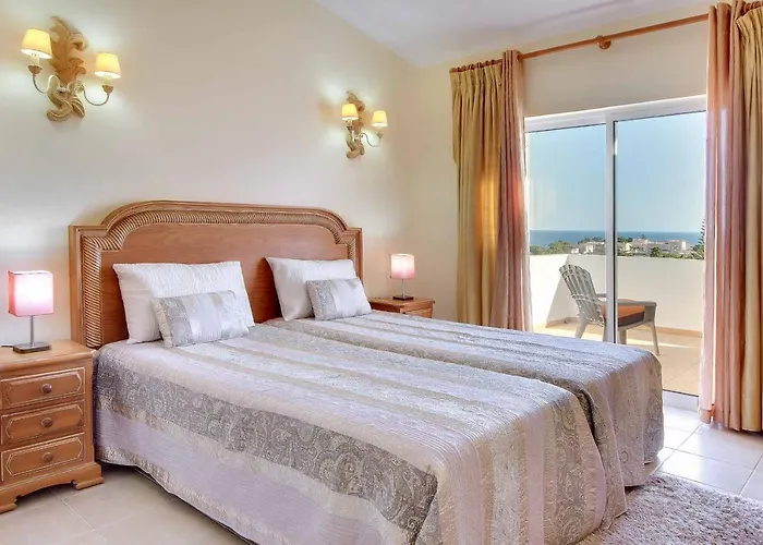 Villa à 4 Chambres à Coucher