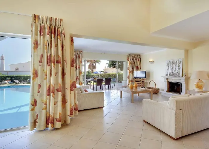 Villa à 4 Chambres à Coucher